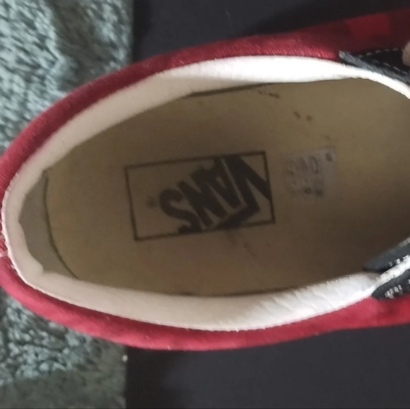 Vans with a graffiti flame colorway - Picture 2 of 12